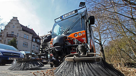 35 Klein- und sechs Handkehrmaschinen sorgen in Nürnberg für die Sauberkeit der Gehwege. Zusätzlich gibt es 20 Großkehrmaschinen, mit denen die Fahrbahnen von Laub und Splitt befreit werden. Praktisch: Die Maschinen können für den Winterdienst umgerüstet werden. Nürnberg ist in verschiedene Reinigungsgebiete aufgeteilt. Dort, wo Bürger eine Gebühr bezahlen, ist SÖR für Geh- und Radwege verantwortlich. In anderen Stadtteilen müssen Anwohner aber selbst zum Besen greifen.