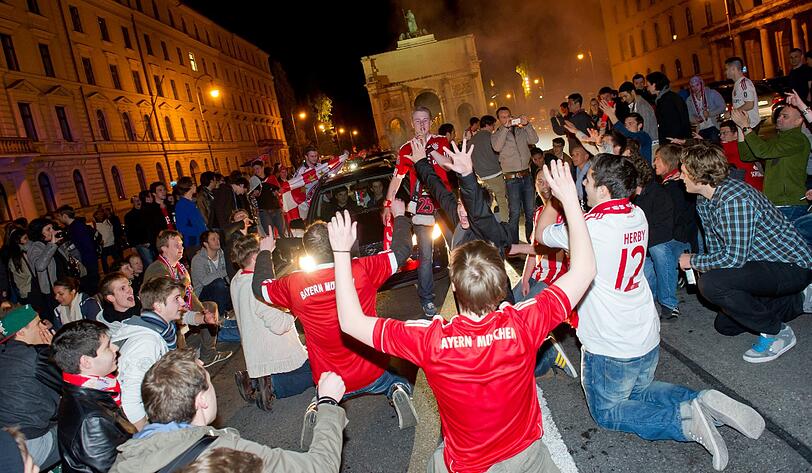 "Auf die Knie, auf die Knie...": Traditionell feierten die Fans den Triumpf ihrer Mannschaft auf der Leopoldstraße in Schwabing.