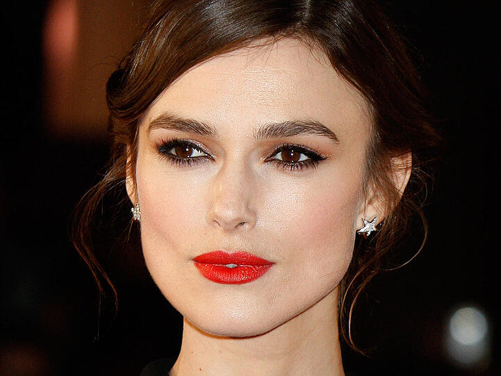 Die breiten Augenbrauen gehören definitiv zum Look von Keira Knightley. Ihr Gesicht wirkt dadurch noch ausdrucksstärker