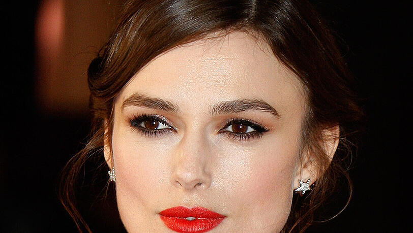 Die breiten Augenbrauen gehören definitiv zum Look von Keira Knightley. Ihr Gesicht wirkt dadurch noch ausdrucksstärker Die breiten Augenbrauen gehören definitiv zum Look von Keira Knightley. Ihr Gesicht wirkt dadurch noch ausdrucksstärker