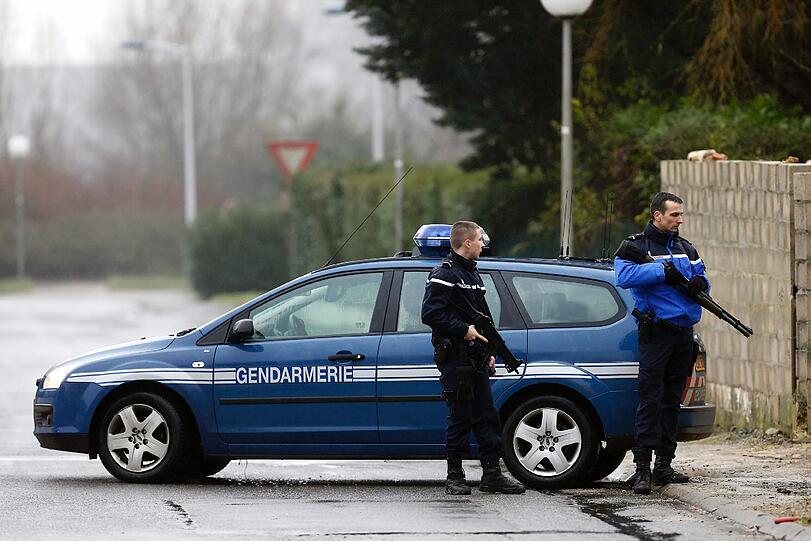 Frankreich jagt die Paris-Attentäter: Cherif (32) und Said Kouachi (34) haben sich mit einer Geisel in einem Industriegebäude verschanzt. Die Bilder vom Einsatz.