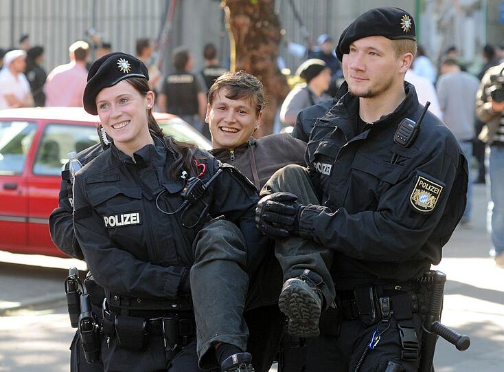 Die Polizisten tragen die meisten Demonstranten weg - von selbst bewegen sie sich nicht vom Schlachthof.