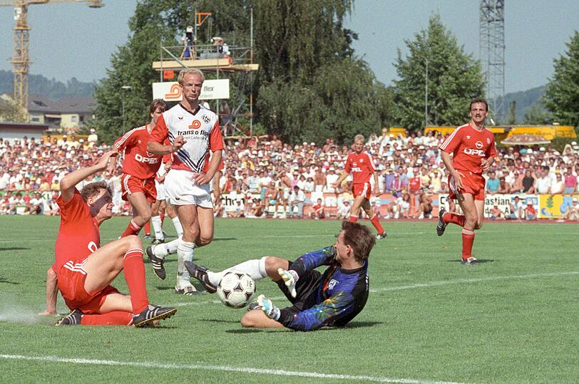1990 - 1. Pokalrunde: Drittligist FV Weinheim schlägt den FC Bayern durch ein Elfmetertor mit 1:0. Im Sommer wurden die deutschen FCB-Spieler um Klaus Augenthaler, Jürgen Kohler oder Stefan Reuter noch Weltmeister. Dann war für die Elf von Jupp Heynckes schon in der ersten DFB-Pokalrunde Schluss,