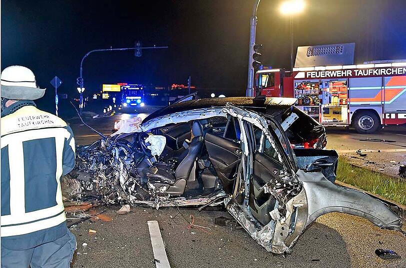 Die Straße gleicht einem Trümmerfeld: Ein 48-jähriger Mann raste mit seinem Wagen gegen einen Ampelmasten. Einen Tag später starb er im Krankenhaus.