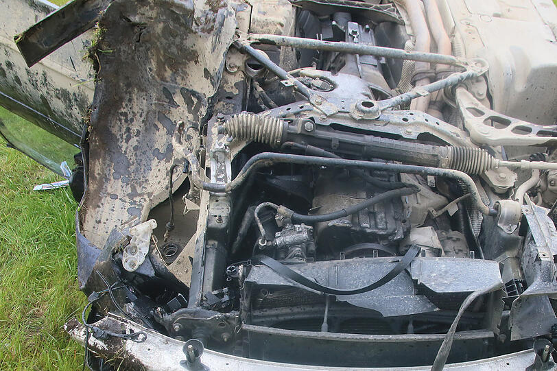 Der 25-Jährige landete mit seinem BMW im Graben. Er wurde nur leicht verletzt.