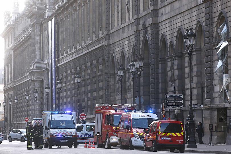Am Pariser Louvre versuchte ein Mann mit einer Machete auf Polizisten und Soldaten loszugehen.
