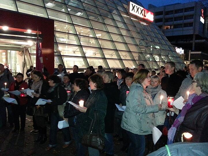 Eine ökumenische Andacht fand vor der XXXLutz-Filiale statt.
