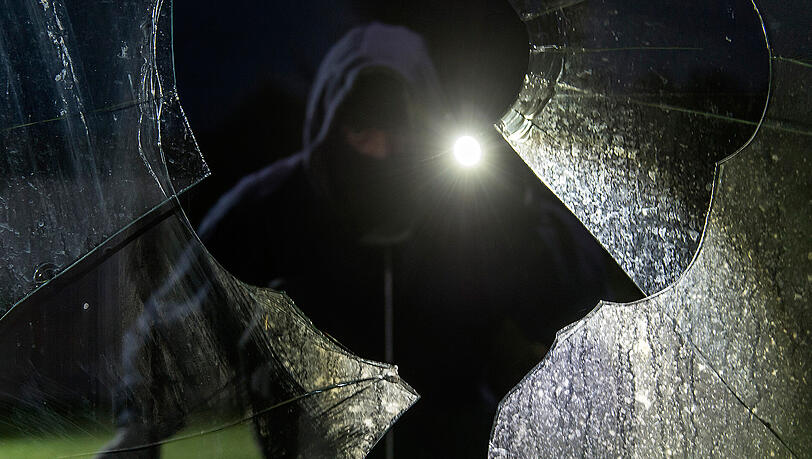 Im zweiten Fall schlugen die Täter das Fenster ein. Im zweiten Fall schlugen die Täter das Fenster ein.