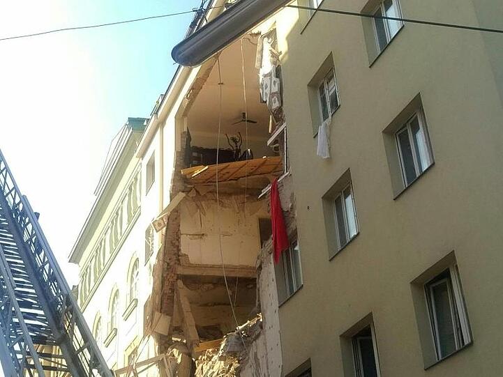 Ein Mehrfamilienhaus in Wien ist nach einer Explosion teilweise eingestürzt.