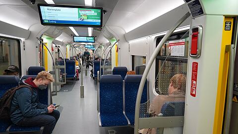 Auf den Bilschirmen in U- und S-Bahnen sollen im Dezember Impf-Infos laufen.