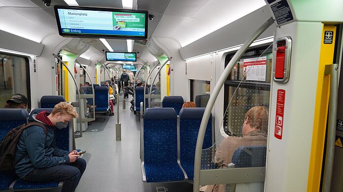 Auf den Bilschirmen in U- und S-Bahnen sollen im Dezember Impf-Infos laufen.
