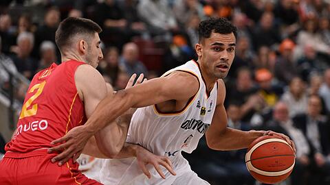 Das DBB-Team um Oscar da Silva (r) setzte sich gegen Montenegro durch.
