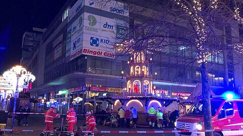 Einsatzkräfte von Rettungsdiensten und Feuerwehr sind im Einsatz auf dem Weihnachtsmarkt in Magdeburg.