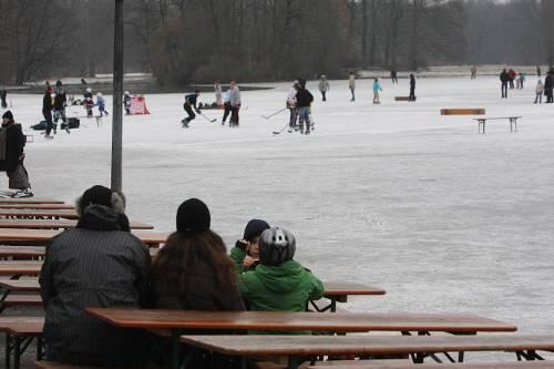 Das Eis auf dem Kleinhesseloher See trägt nicht. Es herrscht Lebensgefahr!