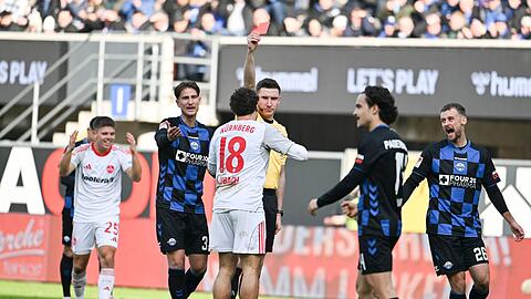 Schiedsrichter Eric Weisbach zeigt Rafael Lubach (Nr. 18) die Rote Karte.