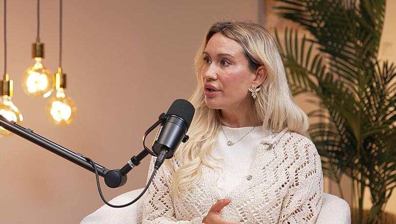 Sarah Bora sprach im Podcast "Glow Up Your Life" offen über ihre Erfahrungen mit häuslicher Gewalt. Sarah Bora sprach im Podcast "Glow Up Your Life" offen über ihre Erfahrungen mit häuslicher Gewalt.