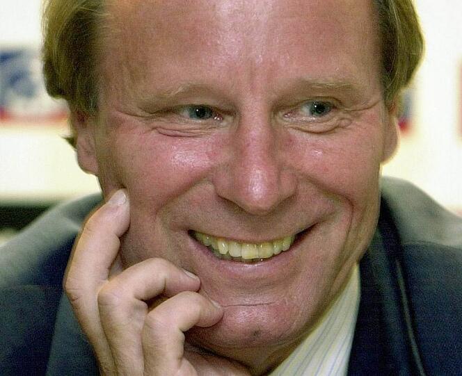 Vogts: Der Star, die Mannschaft Berti Vogts (1990-98; 102 Länderspiele, Europameister 1996): Vogts setzte auf junge Spieler, scheute sich vor keinen noch so mutigen Personalentscheidungen, am Ende seiner Amtszeit verzettelte er sich (Rückholaktion Matthäus). Wie Löw propagierte Vogts: Der Star die Mannschaft. Was 1996 bestens funktionierte, doch seine eher trockene, biedere Art fand zu viele Gegner. Da kommt Löw lockerer rüber.