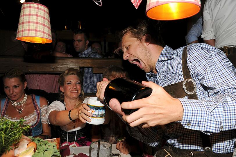 Oliver Pocher hat jedenfalls eine gute Zeit auf der Wiesn.