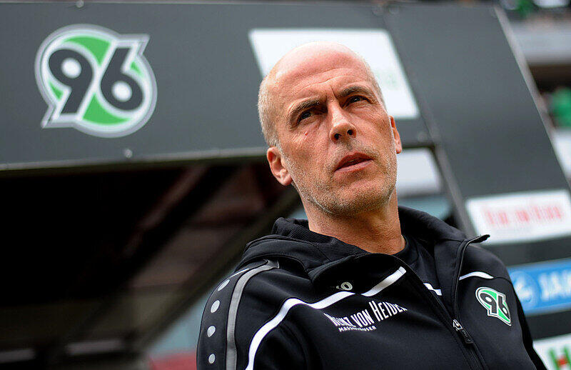 Hannover 96 - 1899 Hoffenheim am 25.04.2015 in der HDI-Arena in Hannover (Niedersachsen). Hannover 96 Trainer Michael Frontzeck ist vor dem Spiel in der Arena.