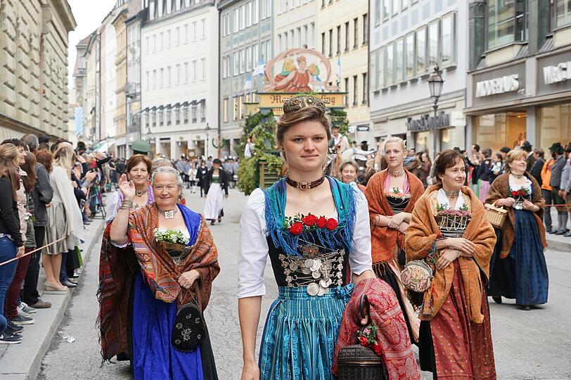 Darunter viele verschiedene Trachten aus Deutschland und der Welt.
