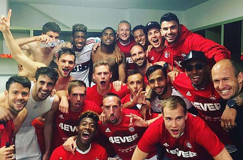Kabinenfoto: Auch die verletzten Stars Arjen Robben und Holger Badstuber sind dabei.