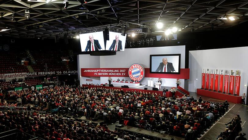 Präsident Uli Hoeneß spricht bei der Jahreshauptversammlung 2017 zu den Mitgliedern. Präsident Uli Hoeneß spricht bei der Jahreshauptversammlung 2017 zu den Mitgliedern.