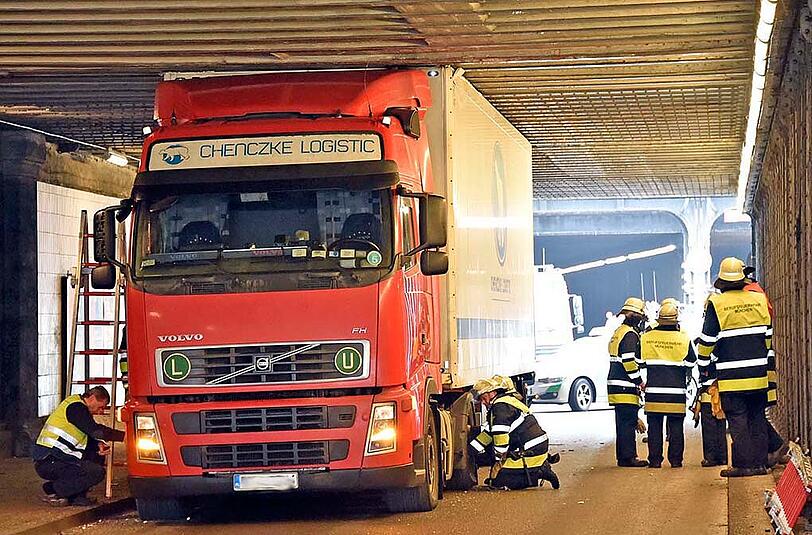 Festgefahrene Situation: Die Feuerwehr musste die Luft aus den Reifen des Lkw lassen.