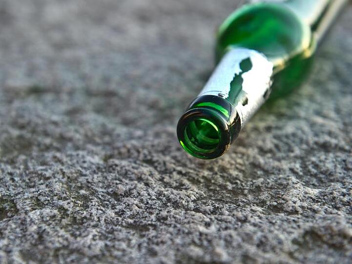 Eine leere Flasche. Foto: picture alliance/dpa/Symbolbild