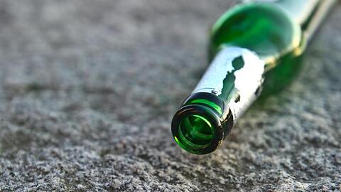 Eine leere Flasche. Foto: picture alliance/dpa/Symbolbild