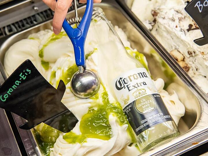 Eine Eisdiele in der Innenstadt von München bietet ein "Corona-Eis" an.