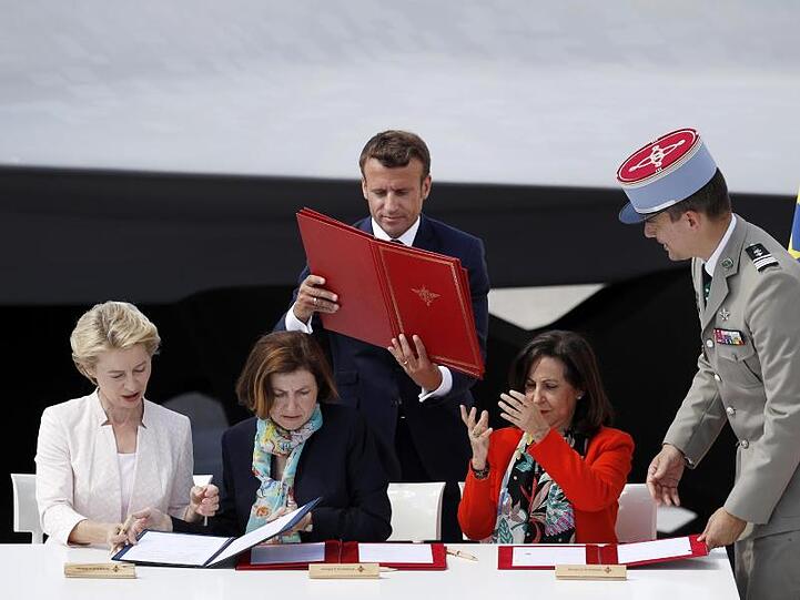 Die Verteidigungsministerinnen von Deutschland, Frankreich und Spanien (v.l.), Ursula von der Leyen, Florence Parly und Margarita Robles, tauschen bei der Vertragsunterzeichnung Dokumente aus.