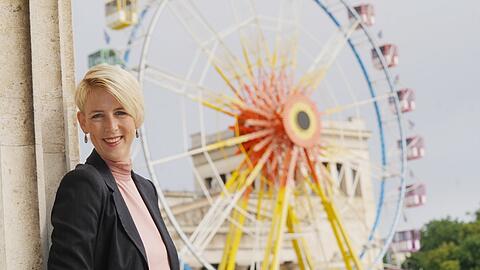 "Die Wiesn-Sehnsucht ist groß", sagt Bürgermeisterin Katrin Habenschaden. Am Königsplatz, immerhin, steht derzeit wieder ein Riesenrad.