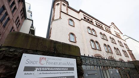 Die Schule liegt am Rande des Frankfurter Bahnhofsviertels.