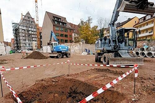 Die Archäologen sind abgezogen. In spätestens sechs Wochen soll der Augustinerhof planiert, geteert und gepflastert sein - und dann soll das Winter-Dorf kommen