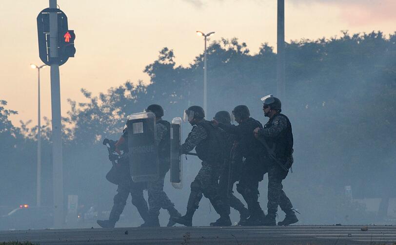 Straßenschlachten zwischen Ureinwohnern und gepanzerten Polizeieinheiten in Brasília: Die irren Bilder.