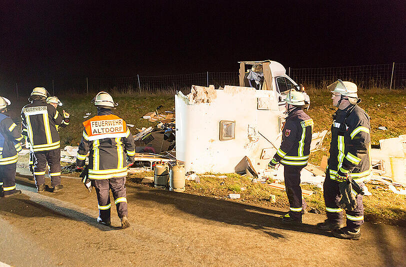 Bilder vom Unfallort in Altdorf: Auf der A3 kollidierte ein Wagen mit einem Wohnmobil, welches vollkommen zerfetzt wurde.
