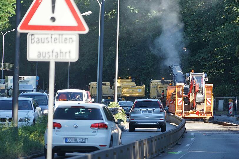 Seit Montagfrüh ist der Isarring Richtung Schwabing auf eine Spur verengt. Und schon bricht im Berufsverkehr das Stau-Chaos aus. Die Bilder vom Mega-Stau.