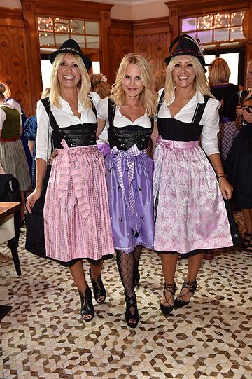 Geballte Blondinen-Power im Käfer-Zelt: Am Mittwochabend feierten Monica Ivancan, Giulia Siegel, Sonja Kiefer, Maria Vidal, Aysen Bitzer, Annette Zierer und Sabine Piller mit Hairstylistin Ayse Auth. Die schönsten Bilder sehen Sie hier.