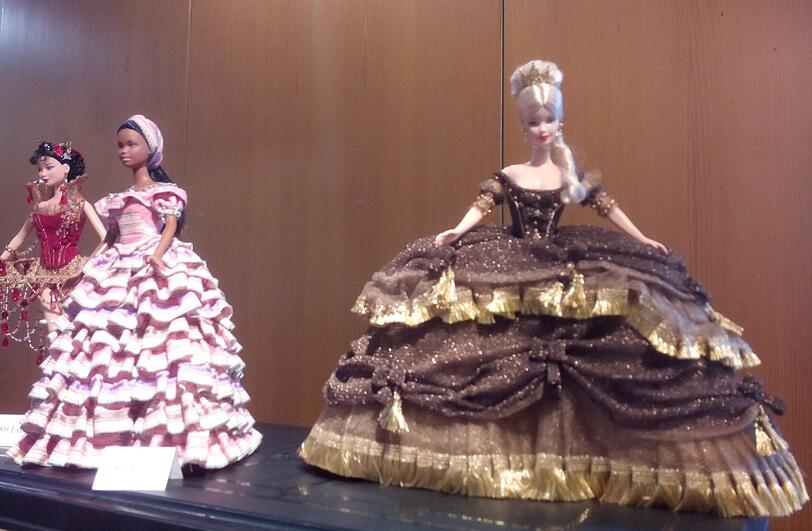 Thomas Kaiser hat Barbie ein aufwendiges Barock-Kleid gefertigt - vier Wochen hat er dafür gebraucht.