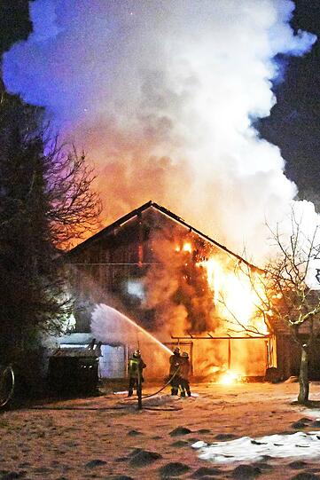 Die Feuerwehr musste bei minus elf Grad gegen die Flammen ankämpfen. Die Bilder vom Einsatz.