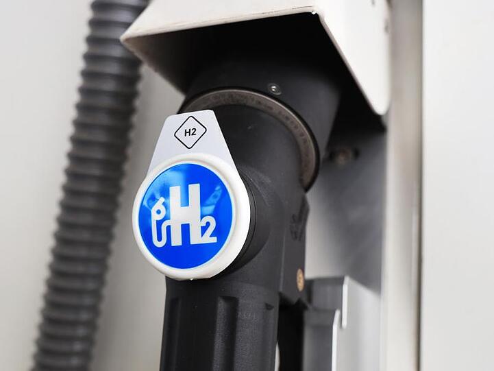Der Zapfhahn einer Wasserstofftankstelle in Magdeburg Sachsen-Anhalt. Foto: Peter Gercke/Archiv
