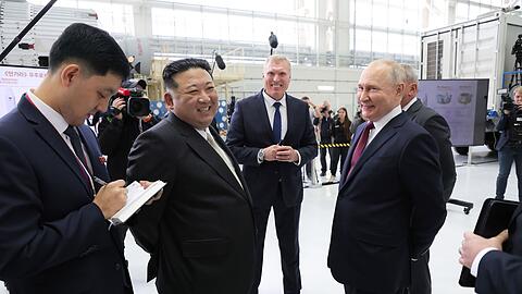 Wladimir Putin und Kim Jong Un beim Besuch des Weltraumbahnhofs Wostotschny außerhalb der Stadt Ziolkowski.
