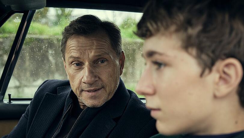"Tatort: Zerrissen": Thorsten Lannert (Richy Müller) baut Vertrauen zu dem jungen David (Louis Guillaume) auf.
