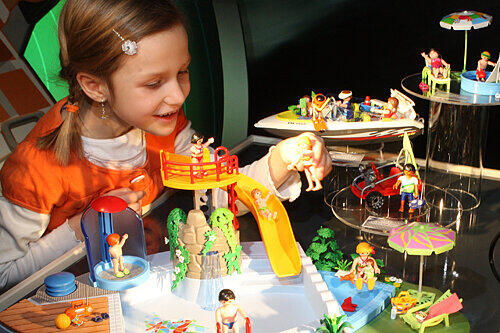 Die Figuren baden künftig in Badehose und Bikini in der Playmobil-Welt &bdquo;Ferien&ldquo; &ndash; Helena (7) findet&rsquo;s klasse.
