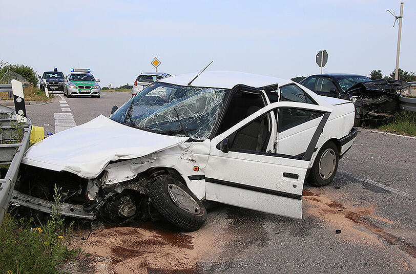 Bilder vom Unfall in Ampfing. Ein 29-jähriger Mann überfuhr ein "Stop"-Schild und kollidierte mit einem anderen Wagen. Danach entfernte er sich vom Unfallort.
