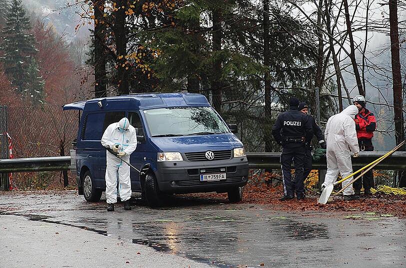 Spurensicherer am Tatort in Söll. Der Grieche war regelrecht hingerichtet worden.