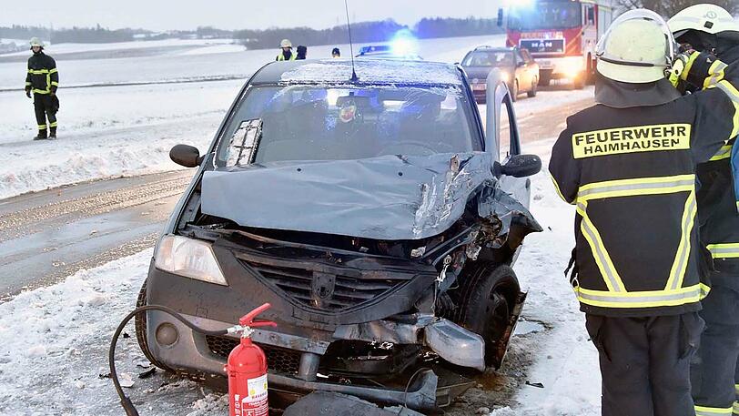 Auf der B13 bei Haimhausen (Lkr. Dachau) kollidierte am Mittwochmorgen ein Auto mit einem Lkw. Zwei Personen wurden verletzt, die B13 musste für mehrere Stunden gesperrt werden.