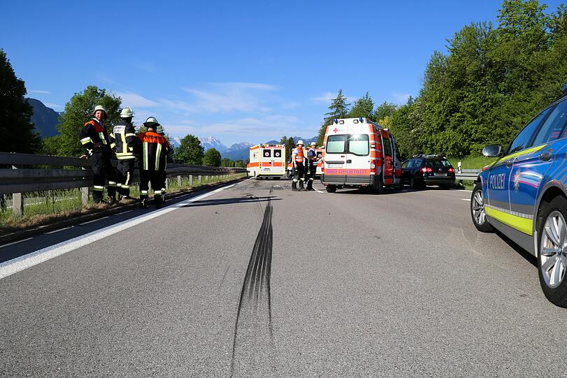 Der Autobahnabschnitt ist mit Schrott-Teilen übersät - die Bilder von der Unfallstelle auf der A95 Richtung Garmisch.