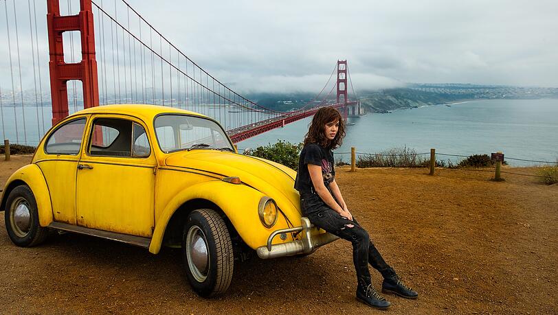 Verwandlunskünstler Bumblebee (hir noch als VW-Käfer) und Hailee Steinfeld als Charlie. Verwandlunskünstler Bumblebee (hir noch als VW-Käfer) und Hailee Steinfeld als Charlie.