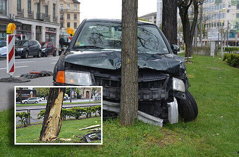 Der Mann erlitt einen Herzinfarkt, wurde bewusstlos und krachte mit seinem Auto gegen einen Baum.